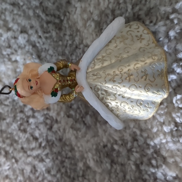 Hallmark Holiday Barbie Ornament 1994 - Picture 4 of 5